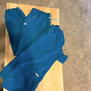 Figs Set Large Pacific Blue - Casma 3 pocket top & Venice jogger pants (petite)